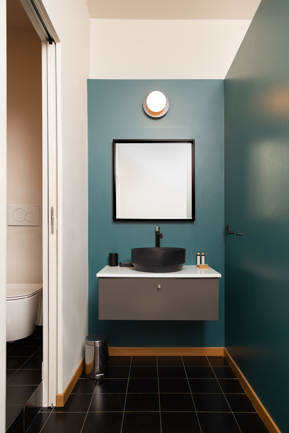 Bagno con parete verde di Ritorno alle Origini Suites