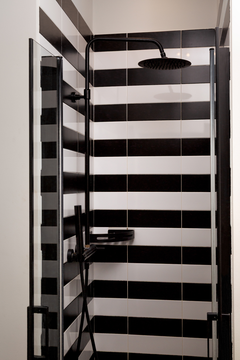 Doccia nel bagno privato della camera di Ritorno alle Origini Suites