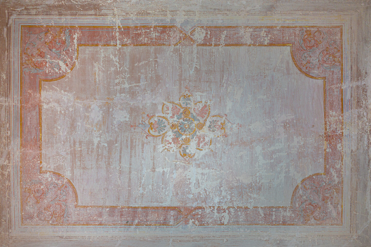 Affresco originale sul soffitto dell’appartamento di Ritorno alle Origini Suites