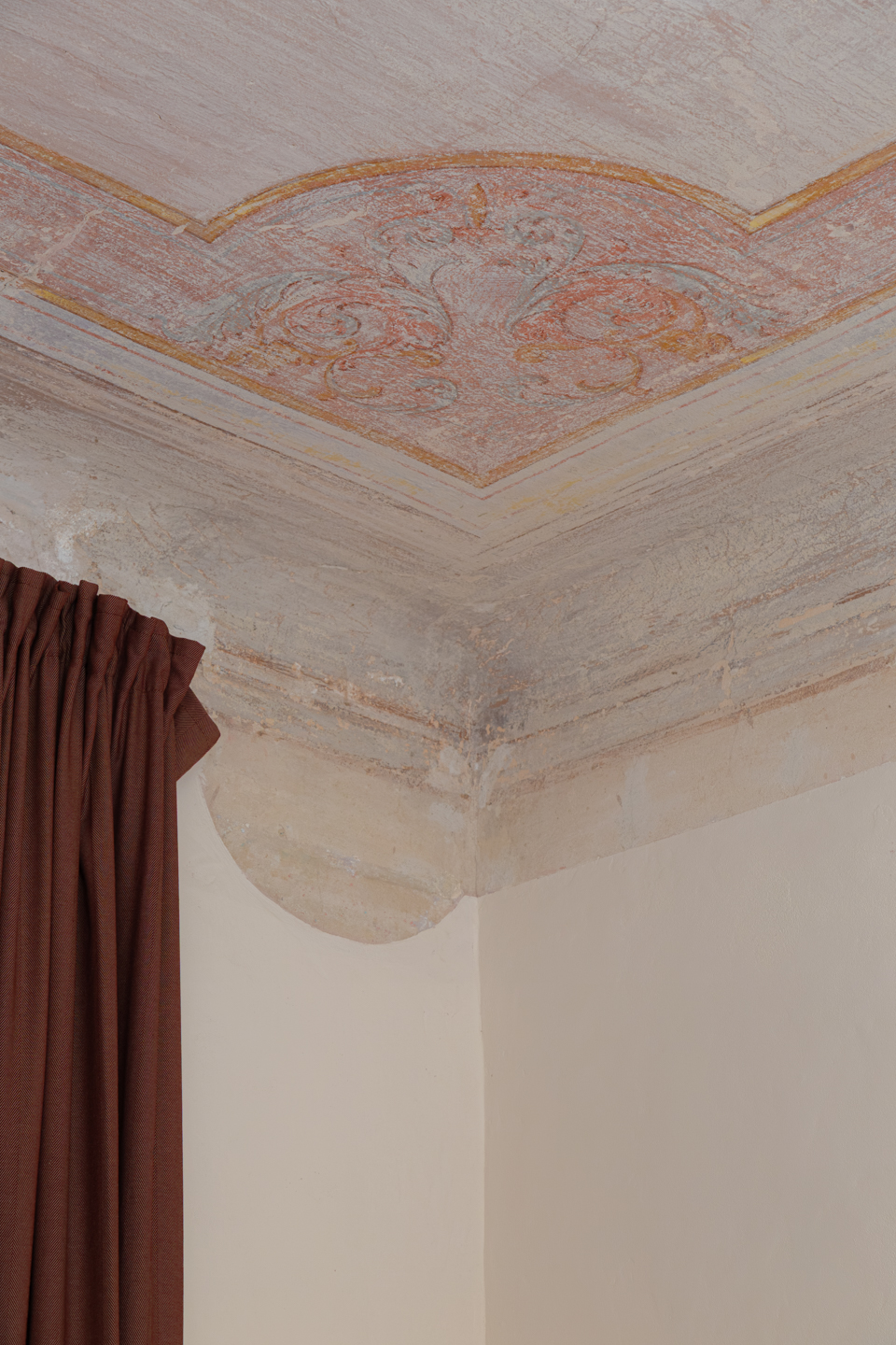 Affresco originale sul soffitto dell'appartamento di Ritorno alle Origini Suites