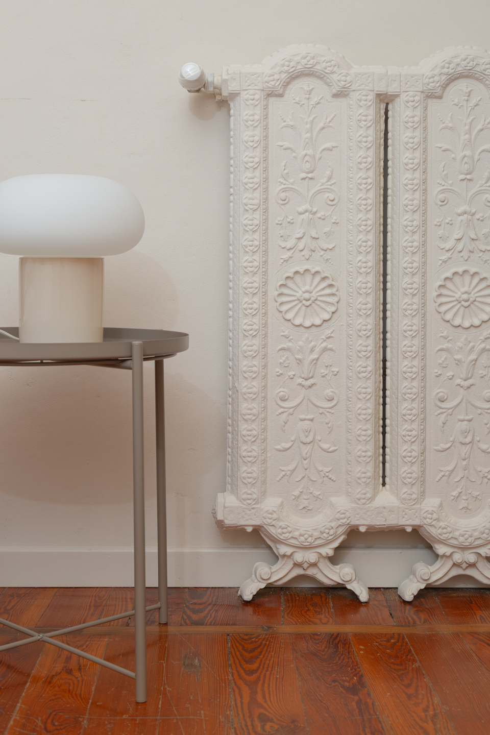 Termosifone d'epoca decorato in una camera di Ritorno alle Origini Suites
