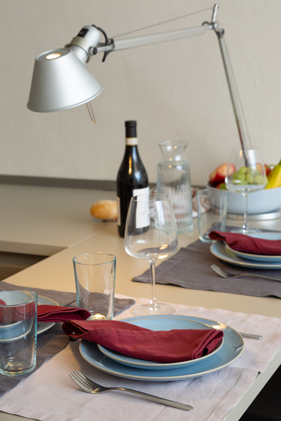 Tavola apparecchiata nell'appartamento di Ritorno alle Origini Suites a Milano
