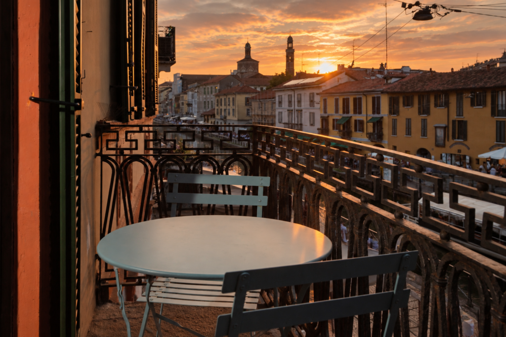 Balcone di Ritorno alle Origini Suites con vista sul Naviglio Grande a Milano